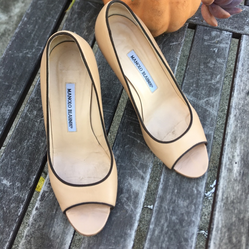 🌻Manolo Blahnik Nude Leather Canazza Peep Toe Pumps